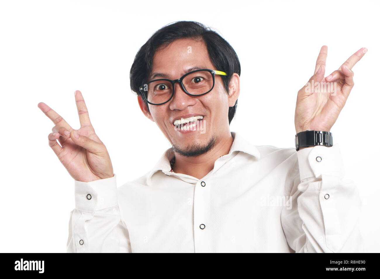 Foto Bild Portrait einer Lustig junge asiatische Geschäftsmann mit Brille sah sehr glücklich, Nahaufnahme, Porträt, Lächeln mit beiden Hand zeigt Frieden s Stockfoto