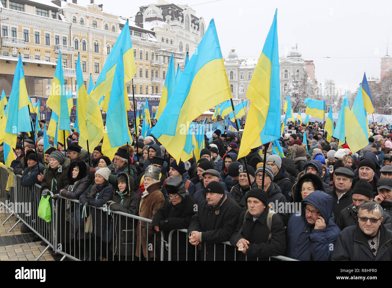 Kiew, Ukraine. 15. Dezember 2018. Die Gläubigen mit Flaggen während der Gebete gesehen. Die ukrainischen Gläubigen besuchen Gebete während der Einigung des Rates über die Schaffung eines neuen Ukrainischen Orthodoxen Kirche vor dem St. Sophia Kathedrale in Kiew, Ukraine. Die Vereinigung Rat wird voraussichtlich die Charta der Ukrainischen Orthodoxen Kirche zu genehmigen und die Leiter der neuen Kirche am 15. Dezember 2018 aus. Credit: SOPA Images Limited/Alamy leben Nachrichten Stockfoto