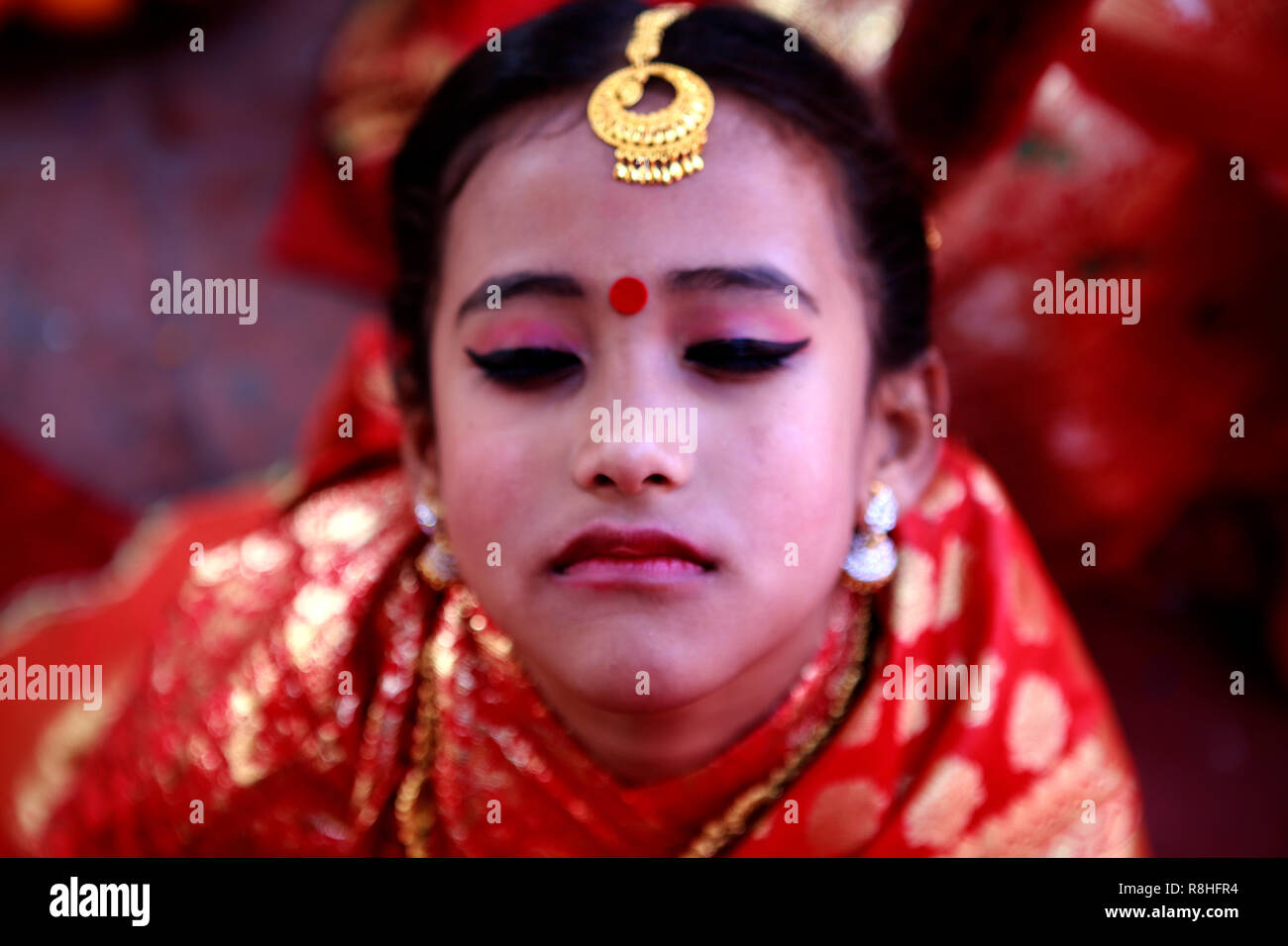 Kathmandu, Nepal, 15. Dezember 2018. Ein geschmückt Newar Mädchen im Brautkleid gesehen Vollführung ritueller während des IHI Zeremonie. IHI rief auch Bel Bibaha ist einzigartig traditionelle Zeremonie in der Newar Gemeinschaften praktiziert vor der Pubertät. In der Newar Gemeinschaft Mädchen drei Mal in ihrem Leben verheiratet sind, erste ist IHI Zeremonie, die letzten zwei Tage, wo Mädchen Lord Vishnu verheiratet sind, 2. Sie sind an die Sonne und schließlich mit ihren realen Mann verheiratet. Credit: SOPA Images Limited/Alamy leben Nachrichten Stockfoto