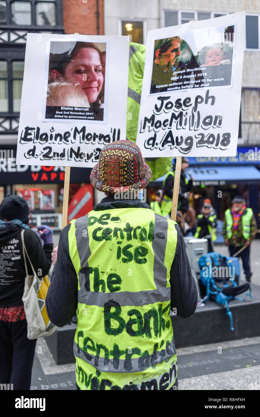 Nottingham, UK. 15. Dezember 2018. Gelbe weste Demonstranten versammeln sich Speakers' Corner ein Copycat Gilets Jaunes in Nottingham, der Aktivist ruft für ein Ende der Sparmaßnahmen. Credit: Ian Francis/Alamy leben Nachrichten Stockfoto