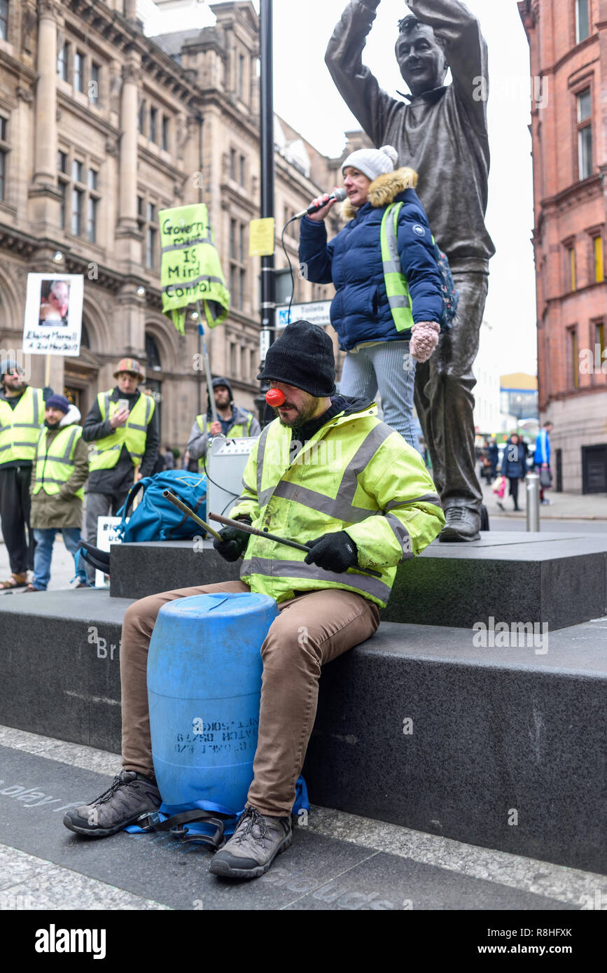 Nottingham, UK. 15. Dezember 2018. Gelbe weste Demonstranten versammeln sich Speakers' Corner ein Copycat Gilets Jaunes in Nottingham, der Aktivist ruft für ein Ende der Sparmaßnahmen. Credit: Ian Francis/Alamy leben Nachrichten Stockfoto