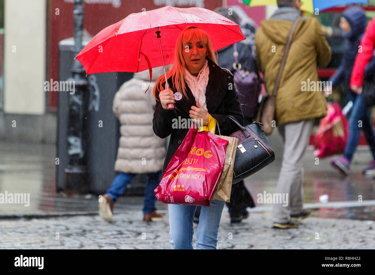 Badewanne, Großbritannien. 15. Dezember, 2018. Mit nur zwei Wochenenden bis Weihnachten Shopper in das Stadtzentrum von Bath abgebildet sind, da sie schwerer Regen tapfer. Retail Analysten gehen davon aus, dass die Kundenfrequenz in den Geschäften wird 4 Prozent niedriger liegen, als im letzten Jahr und viele High Street Einzelhändler haben bereits ihre Verkäufe gestartet vor Weihnachten, um Kunden zu gewinnen. Credit: Lynchpics/Alamy leben Nachrichten Stockfoto