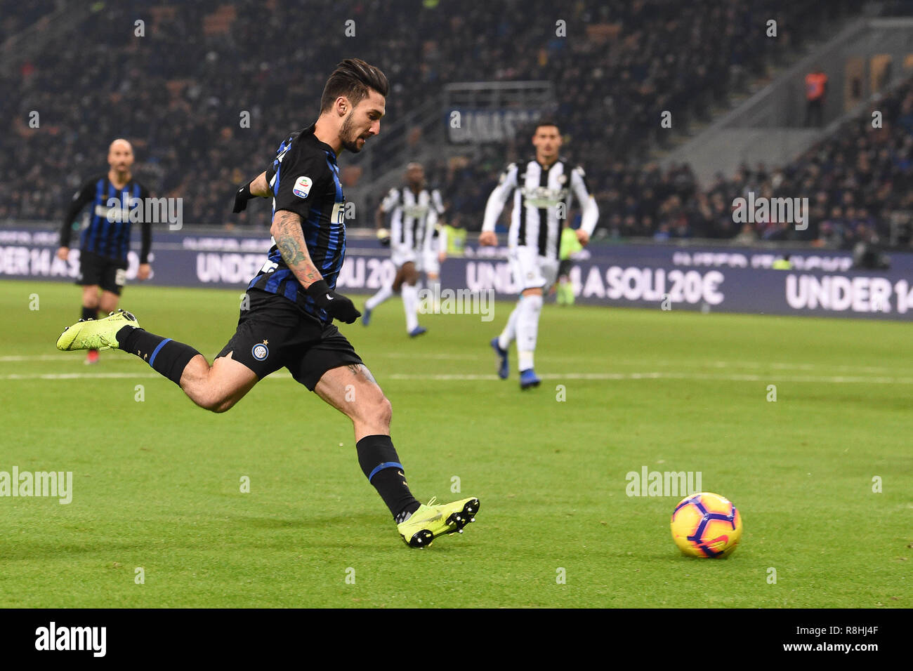 Mailand, Italien. 15. Dezember 2018. Foto Claudio Grassi/LaPresse 15 dicembre 2018 Milano (MI) Italia sport calcio Inter vs Udinese - Campionato di calcio Serie A TIM 2018/2019 - Stadio Giuseppe Meazza. Nella Foto: Matteo Politano (#16) Inter Mailand (MI) Italien Sport Fussball FC Internazionale Mailand vs Udinese Calcio - Italienische Fußball-Liga Serie A TIM 2018/2019 - Giuseppe Meazza Stadion. In der Pic: Matteo Politano (#16 Inter) Credit: LaPresse/Alamy Live News Credit: LaPresse/Alamy Live News Credit: LaPresse/Alamy leben Nachrichten Stockfoto