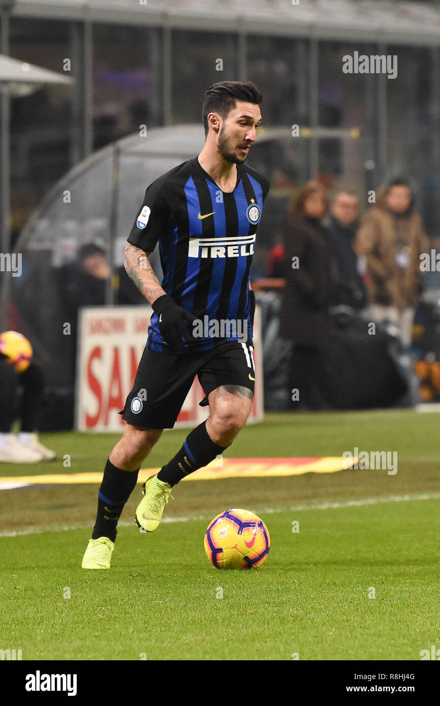 Mailand, Italien. 15. Dezember 2018. Foto Claudio Grassi/LaPresse 15 dicembre 2018 Milano (MI) Italia sport calcio Inter vs Udinese - Campionato di calcio Serie A TIM 2018/2019 - Stadio Giuseppe Meazza. Nella Foto: Matteo Politano (#16) Inter Mailand (MI) Italien Sport Fussball FC Internazionale Mailand vs Udinese Calcio - Italienische Fußball-Liga Serie A TIM 2018/2019 - Giuseppe Meazza Stadion. In der Pic: Matteo Politano (#16 Inter) Credit: LaPresse/Alamy Live News Credit: LaPresse/Alamy Live News Credit: LaPresse/Alamy leben Nachrichten Stockfoto