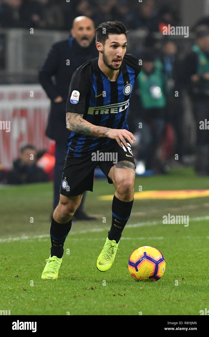 Mailand, Italien. 15. Dezember 2018. Foto Claudio Grassi/LaPresse 15 dicembre 2018 Milano (MI) Italia sport calcio Inter vs Udinese - Campionato di calcio Serie A TIM 2018/2019 - Stadio Giuseppe Meazza. Nella Foto: Matteo Politano (#16) Inter Mailand (MI) Italien Sport Fussball FC Internazionale Mailand vs Udinese Calcio - Italienische Fußball-Liga Serie A TIM 2018/2019 - Giuseppe Meazza Stadion. In der Pic: Matteo Politano (#16 Inter) Credit: LaPresse/Alamy Live News Credit: LaPresse/Alamy leben Nachrichten Stockfoto