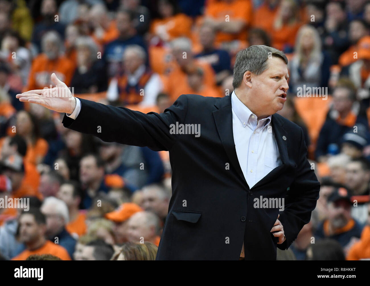 Syracuse, NY, USA. 15 Dez, 2018. Old Dominion University Head Coach Jeff Jones gibt Richtung während der zweiten Hälfte des Spiel als die alte Herrschaft Monarchen besiegten die Syracuse Orange 68-62 an der Carrier Dome in Syracuse, NY. Foto von Alan Schwartz/Cal Sport Media Credit: Cal Sport Media/Alamy Live News Credit: Csm/Alamy leben Nachrichten Stockfoto