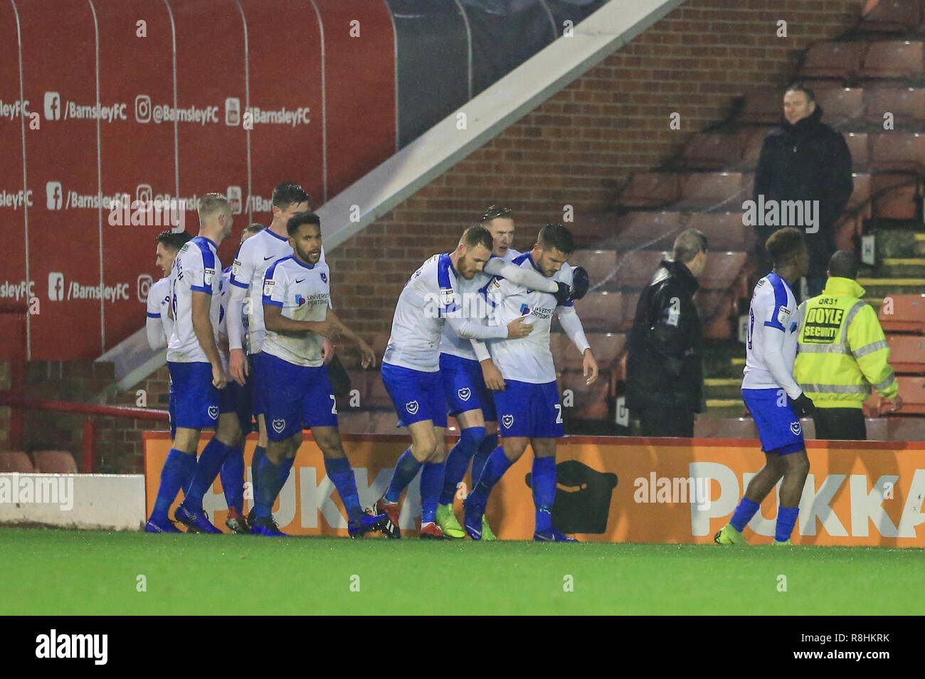 Oakwell, Barnsely, UK. 15. Dezember 2018. Sky Bet League One, Barnsley vs Portsmouth; Gareth Evans (26) von Portsmouth feiert sein Ziel zu machen, 0-1 Quelle: Mark Cosgrove/News Bilder der Englischen Football League Bilder unterliegen DataCo Lizenz Credit: Aktuelles Bilder/Alamy leben Nachrichten Stockfoto