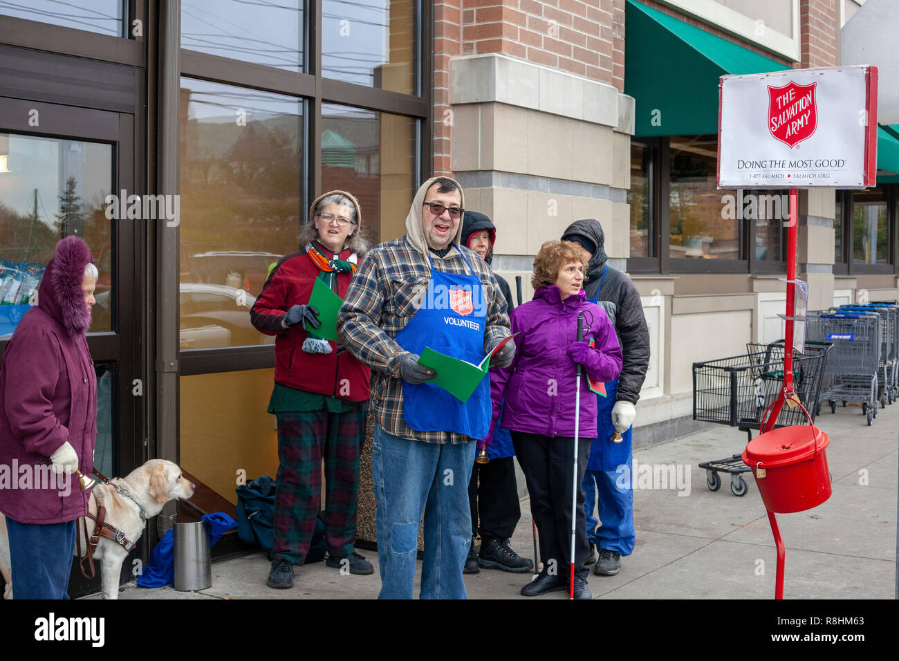 Grosse Pointe, Michigan, USA. 15. Dezember 2018. Ein Chor von Sehbehinderten Heilsarmee freiwillige singt Weihnachtslieder Spenden von den Käufern in einem Kroger Supermarkt zu erbitten. Quelle: Jim West/Alamy leben Nachrichten Stockfoto