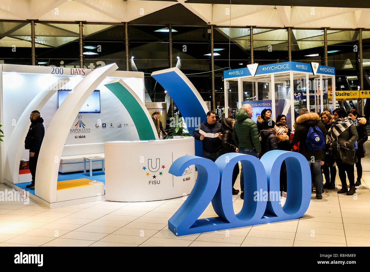 Neapel, Italien. 15. Dezember 2018. Napoli Centrale Bahnhof, die Stadt Neapel ist die Vorbereitung für die 2019 bei der Universiade mit ein bereits am Hauptbahnhof ab dem 3. Juli aktiv bis 14. Juli im Foto mit Blick auf das Stativ mit der Schreiben 200, die Tage, die zu Beginn der Veranstaltung Credit fehlt: Antonio Balasco/Alamy leben Nachrichten Stockfoto