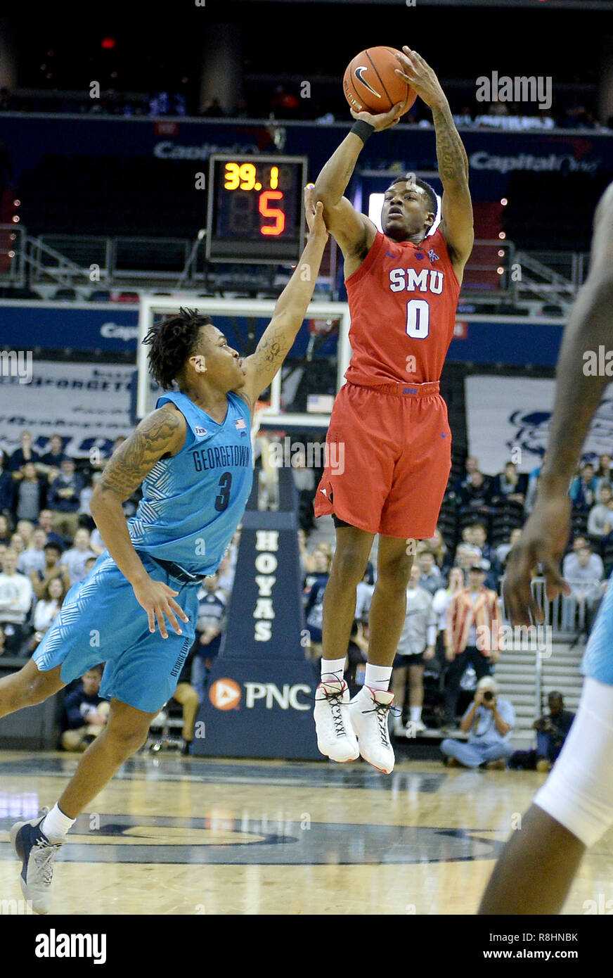 Washington, DC, USA. 15 Dez, 2018. 20181215 - Georgetown guard JAMES AKINJO (3) Fouls SMU guard JAHMAL MCMURRAY (0) auf einer 3-Punkt Schuß versuchen, in der ersten Hälfte in der Hauptstadt zu einer Arena in Washington. Credit: Chuck Myers/ZUMA Draht/Alamy leben Nachrichten Stockfoto