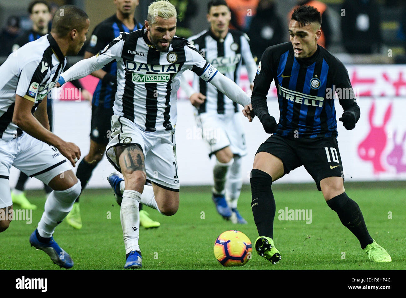 Mailand, Italien. 15. Dez 2018. Mittelfeldspieler Valon Behrami (Udinese) und Lautaro Martínez (Inter-) Kampf um den Ball während der Serie ein Fußballspiel, Inter Mailand vs Udinese Calcio im San Siro Meazza Stadion in Mailand, Italien am 15. Dezember 2018 Quelle: Piero Cruciatti/Alamy leben Nachrichten Stockfoto