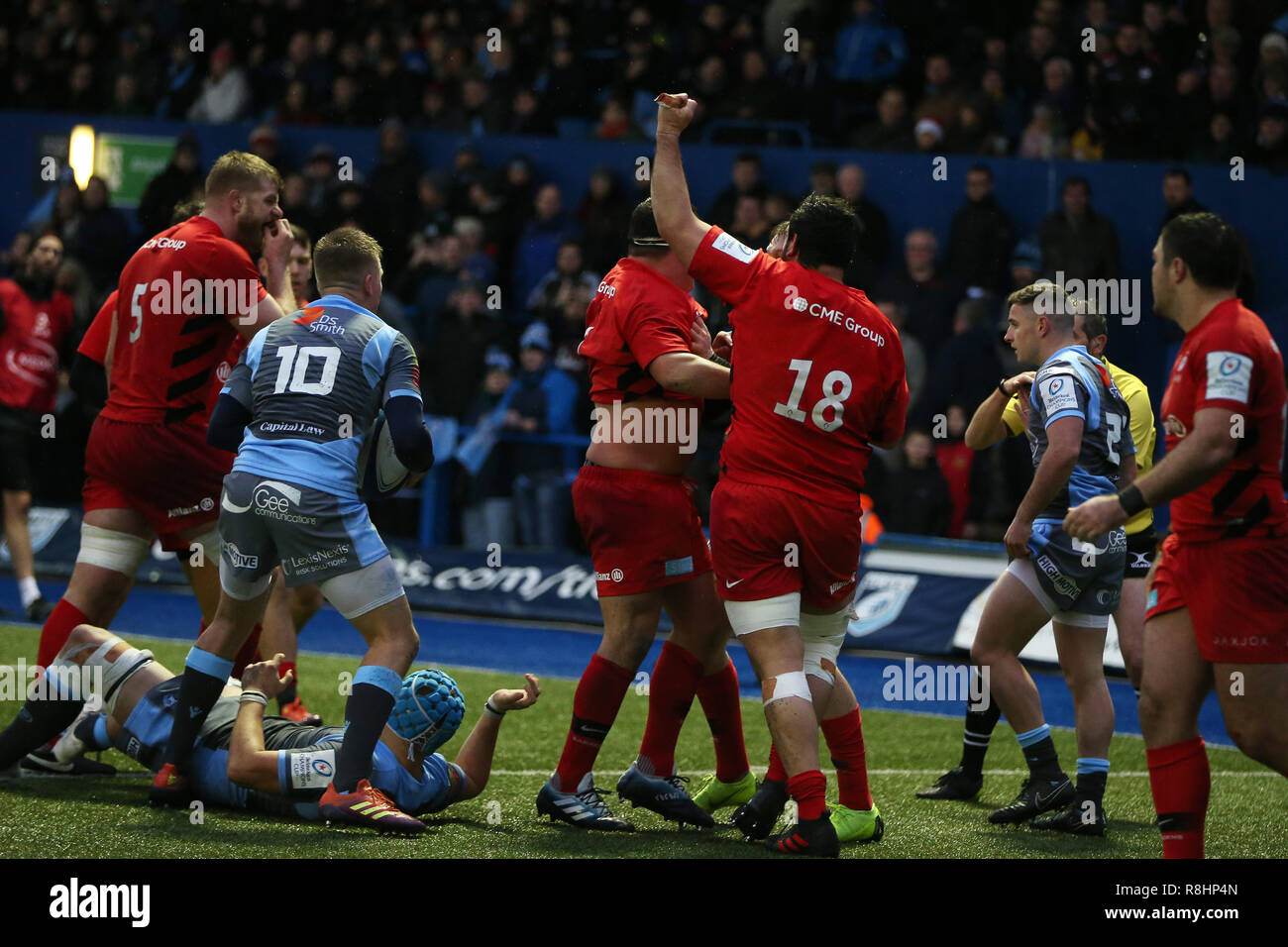 Cardiff, Wales, UK. 15. Dez 2018. Jamie George der Sarazenen © feiert mit Teamkollege Juan Figallo (18) Nachdem er zählt seine Mannschaften letzte Versuch. Heineken Champions Cup, pool 3 Rugby-Spiel, Cardiff Blues v Saracens am BT Sport in Cardiff Cardiff Arms Park am Samstag, dem 15. Dezember 2018. Dieses Bild dürfen nur für redaktionelle Zwecke verwendet werden. Redaktionelle Verwendung nur. pic von Andrew Obstgarten/Andrew Orchard sport Fotografie/Alamy leben Nachrichten Stockfoto