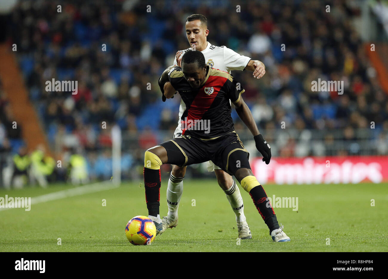 Madrid, Madrid, Spanien. 15 Dez, 2018. Lucas Vazquez (Real Madrid) und Luis Advincula (Rayo Vallecano) sind in Aktion während der Liga Fußballspiel zwischen Real Madrid und Rayo Vallecano im Estadio Santiago Bernabéu in Madrid gesehen. Credit: Manu Reino/SOPA Images/ZUMA Draht/Alamy leben Nachrichten Stockfoto