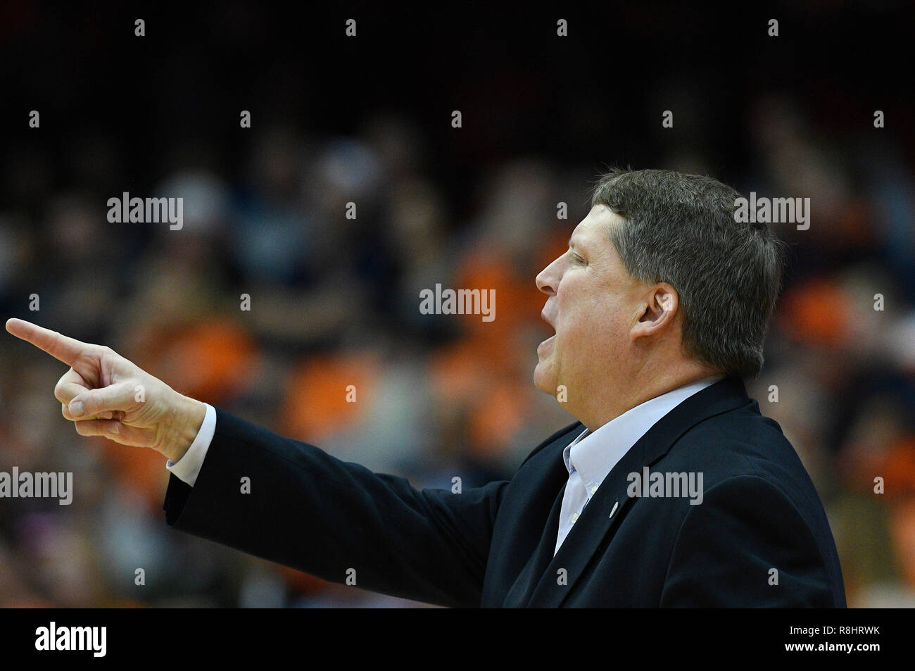 Syracuse, NY, USA. 15 Dez, 2018. Old Dominion University Head Coach Jeff Jones gibt Richtung während der ersten Hälfte des Spiels. Die alte Herrschaft Monarchen besiegten die Syracuse Orange 68-62 an der Carrier Dome in Syracuse, NY. Foto von Alan Schwartz/Cal Sport Media/Alamy leben Nachrichten Stockfoto