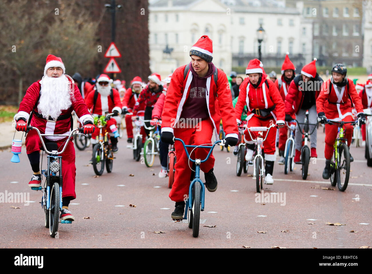 Verkleidet als Weihnachtsmann gesehen vor dem Radfahren während einer Veranstaltung zu sensibilisieren und Geld für Evelina Londoner Kinderkrankenhaus (ECHO), für Kinder mit Herzerkrankungen. Die jährliche Veranstaltung begann vor vier Jahren nach Stephane Wright's Sohn Tommy, einen Herzinfarkt erlitten und verbrachte Zeit bei Evelina London. Tommy war nur 6 Monate alt, als er einen Herzinfarkt und starb fast. Glücklicherweise Tommy gut überstanden aber weitere Maßnahmen erfordern, wie er aufwächst, so wird mit der Zeit wieder in die evelina London. Stockfoto