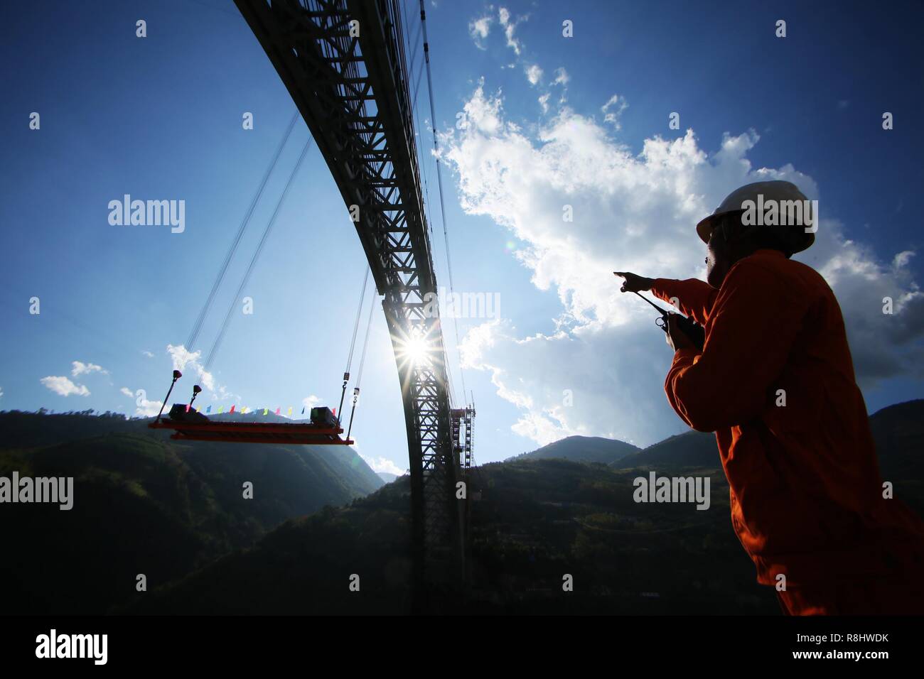 (181216) - Peking, Dez. 16, 2018 (Xinhua) - Foto am Dez. 9, 2018 zeigt die Baustelle eines Bahn bogen Brücke über den Fluß Nujiang im Südwesten der chinesischen Provinz Yunnan. Mit einem großen Bogen der Brücke am Montag Morgen errichtet, Chinesisch Konstruktoren haben die längste - spanning Eisenbahn Bogenbrücke mit einer Spannweite von 490 Meter. (Xinhua) Stockfoto