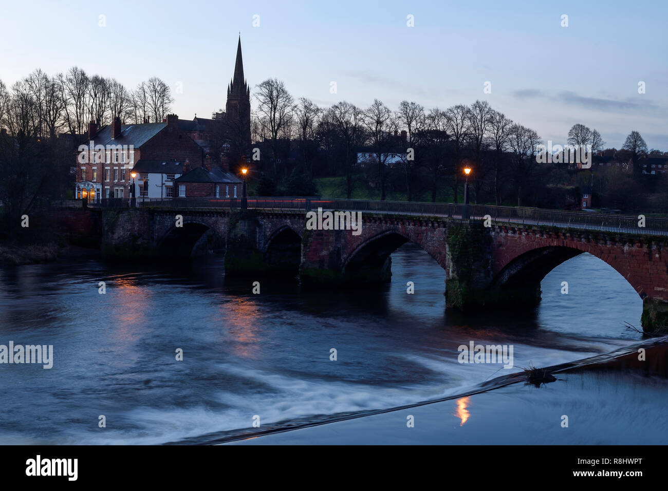 Chester, Cheshire, UK. 15. Dezember 2018. Über Nacht Regen wurde gelöscht und es gibt jetzt perfekt ruhig und noch Bedingungen bei Sonnenaufgang über den Fluss Dee und handbridge an der Olivenhaine. Credit: Andrew Paterson/Alamy leben Nachrichten Stockfoto