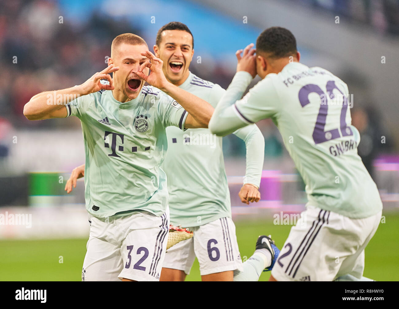 Hannover, Deutschland. 15. Dez 2018. Joshua KIMMICH, FCB 32 feiert sein Ziel 0-1, Freude, Lachen, Jubeln, Freude, Emotionen, feiern, lachen, Jubeln, Jubeln, reißt die Arme, ballte die Faust, Feiern, Feier, Thiago ALCANTARA, FCB 6 Serge GNABRY, FCB 22 Leon Goretzka, FCB 18-DFL-Bestimmungen verbieten die Verwendung von Fotografien als BILDSEQUENZEN und/oder quasi-VIDEO - 1. Credit: Peter Schatz/Alamy leben Nachrichten Stockfoto