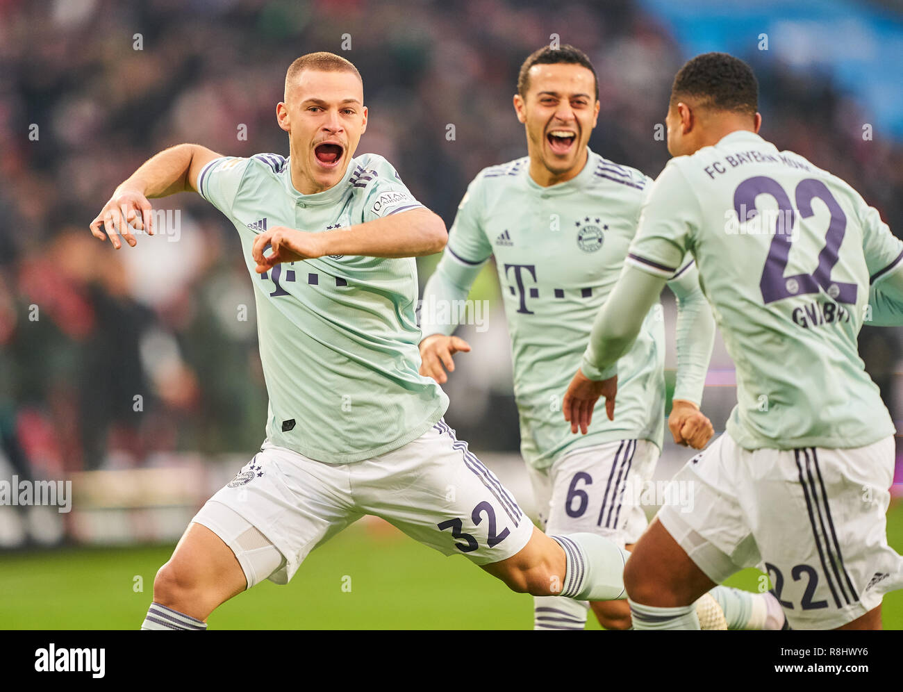Hannover, Deutschland. 15. Dez 2018. Joshua KIMMICH, FCB 32 feiert sein Ziel 0-1, Freude, Lachen, Jubeln, Freude, Emotionen, feiern, lachen, Jubeln, Jubeln, reißt die Arme, ballte die Faust, Feiern, Feier, Thiago ALCANTARA, FCB 6 Serge GNABRY, FCB 22 Leon Goretzka, FCB 18-DFL-Bestimmungen verbieten die Verwendung von Fotografien als BILDSEQUENZEN und/oder quasi-VIDEO - 1. Credit: Peter Schatz/Alamy leben Nachrichten Stockfoto
