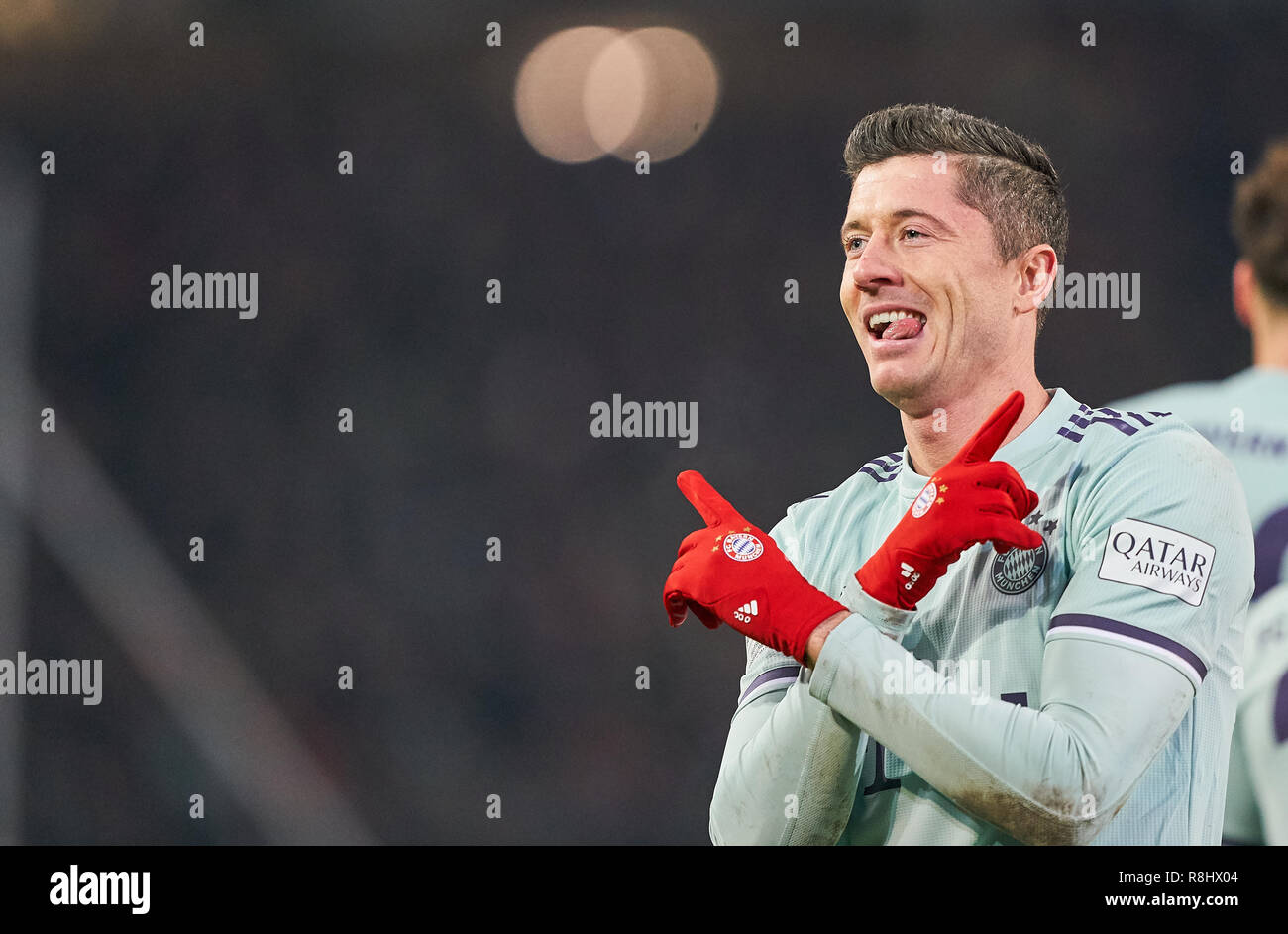 Hannover, Deutschland. 15. Dez 2018. Robert Lewandowski, FCB 9 feiert sein Ziel für 0-4, Freude, Lachen, Jubeln, Freude, Emotionen, feiern, lachen, Jubeln, Jubeln, reißt die Arme, ballte die Faust, Feiern, Feier, - DFL-Bestimmungen verbieten die Verwendung von Fotografien als BILDSEQUENZEN und/oder quasi-VIDEO - 1. Credit: Peter Schatz/Alamy leben Nachrichten Stockfoto