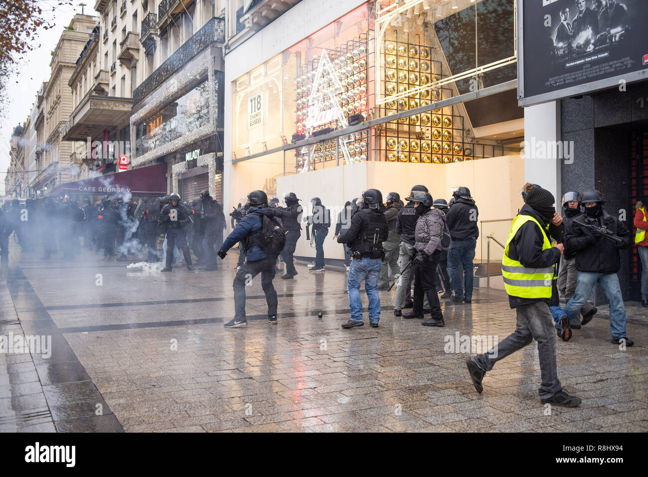 Champs Elysées, Paris, Frankreich. 15. Dez 2018. Polizei erschiesst Tränengas gegen Demonstranten. Gelb (gilets Jaunes) Proteste, Champs-Elysées, Paris, Frankreich, 15. Dezember 2018. Credit: Julien Garnier/Alamy leben Nachrichten Stockfoto