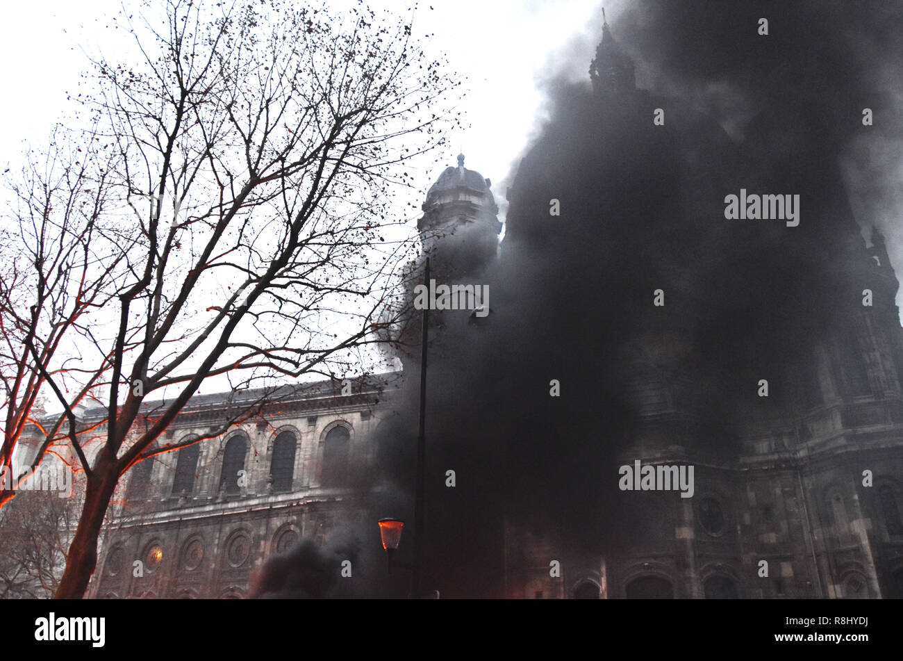 Paris, Frankreich. 8 Dez, 2018. Schwere Rauch steigt, als die Demonstranten Zusammentreffen mit Polizei in Paris, Frankreich, am 8. Dezember, 2018. Credit: Li Genxing/Xinhua/Alamy leben Nachrichten Stockfoto