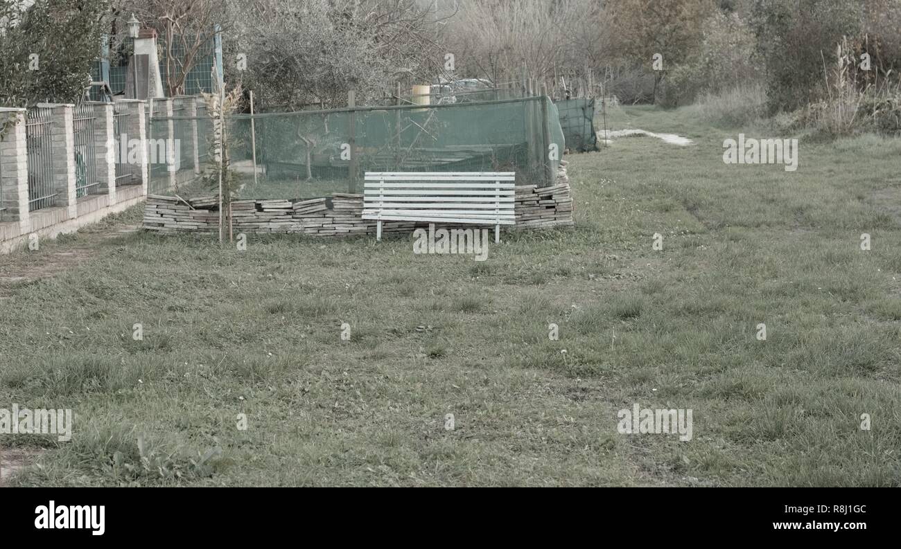 Isoliert weißer Sitzbank im Garten (Pesaro, Italien, Europa) Stockfoto