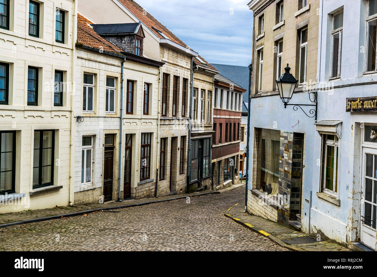 Jodoigne, Belgien - 02 25 2017: Schmale Straße mit Gehweg in einer kleinen Stadt Stockfoto