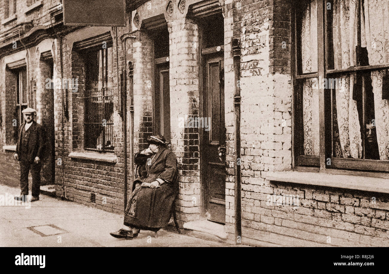 Die Zugewachsenen slum Reihenhäuser in England im Jahre 1919, ließ König George V an die lokalen Behörden zu appellieren, bessere Häuser für die arbeitende Bevölkerung im ganzen Land zu errichten. Stockfoto