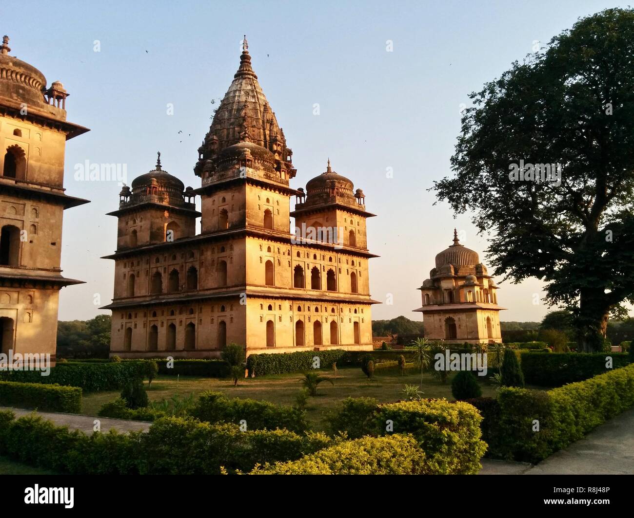Ein indischer Tempel irdenen Wände leuchtenden goldenen nachmittags Sonne Stockfoto