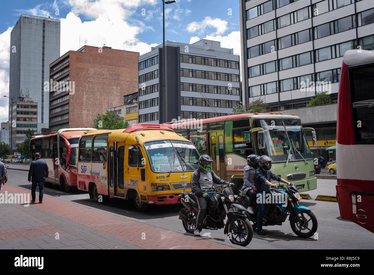 Viel Verkehr mit öffentlichen Bussen und Bürogebäuden. Eine typische Straße Ansicht von Bogotá, Kolumbien. Sep 2018 Stockfoto