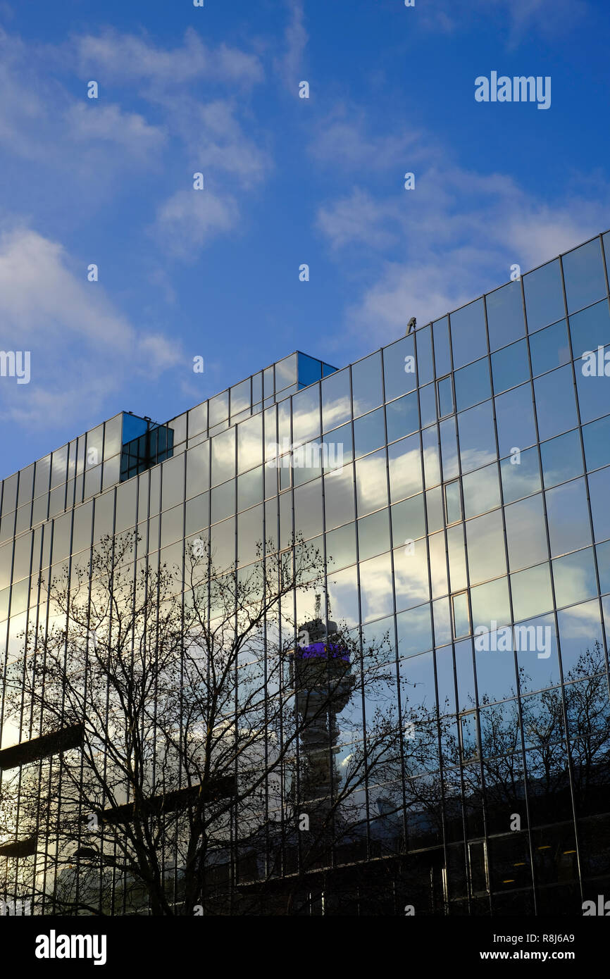 Dramatische Reflexion von Wolken, Moderne Architektur, Euston Road, London, Vereinigtes Königreich Stockfoto