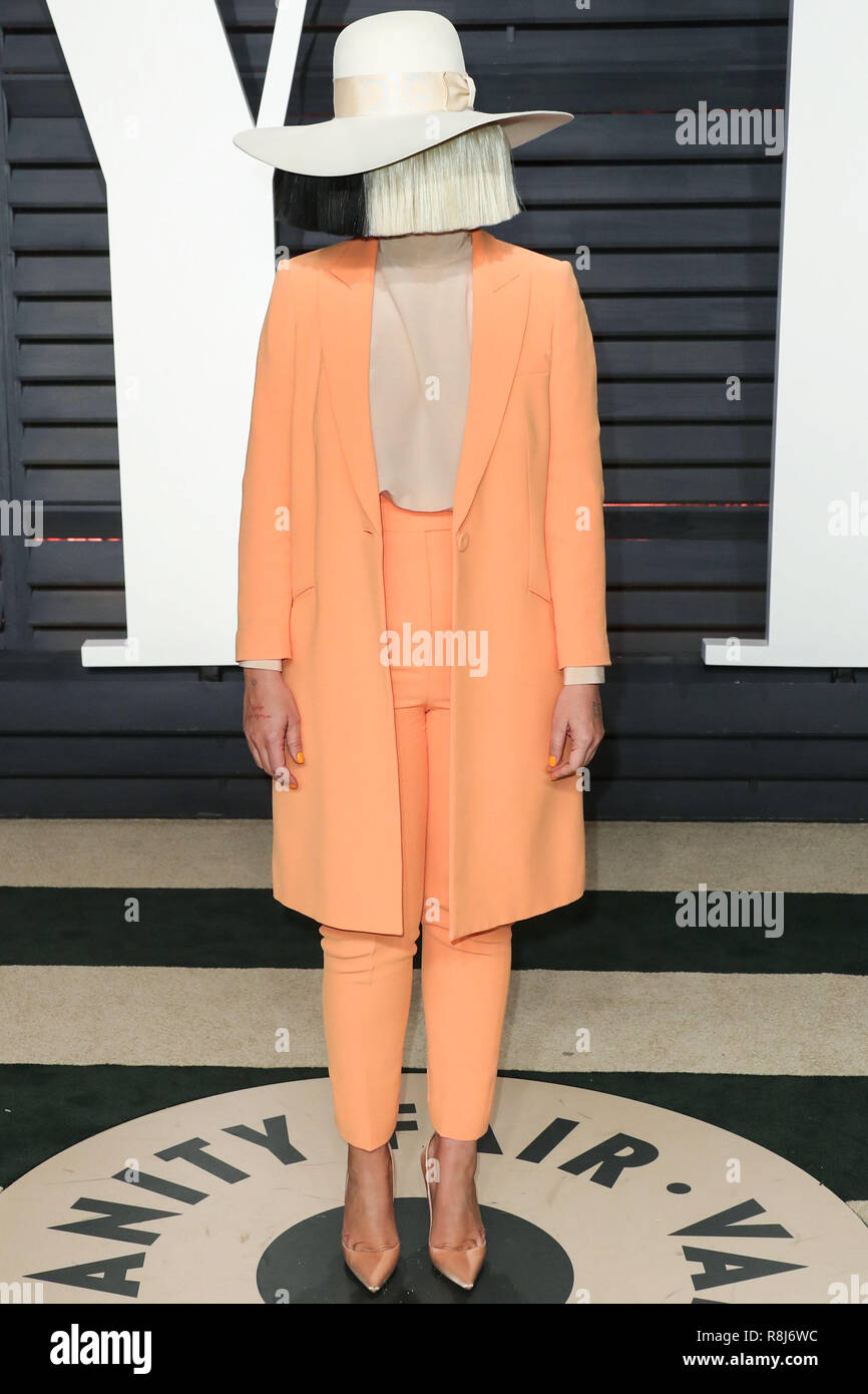 BEVERLY HILLS, Los Angeles, CA, USA - 26. Februar: Sia, Sia Kate Isobelle Furler kommt an der 2017 Vanity Fair Oscar Party im Wallis Annenberg Center für Darstellende Künste am 26. Februar 2017 in Beverly Hills, Los Angeles, Kalifornien, USA. (Foto von Xavier Collin/Image Press Agency) Stockfoto