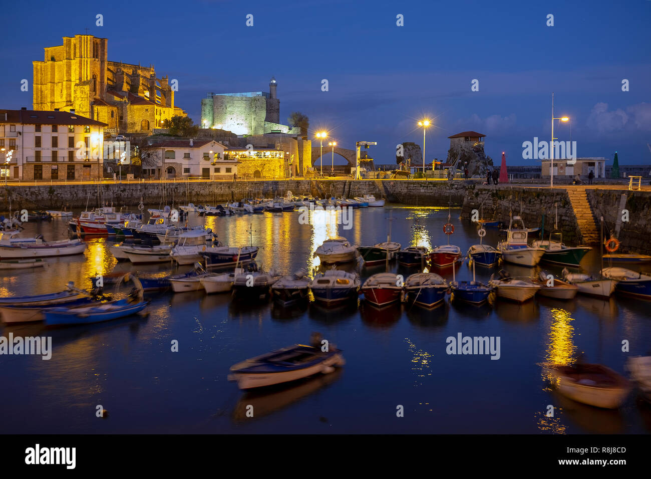 Blick auf Castro Urdiales und Fischerhafen. Kantabrien, Spanien Stockfoto