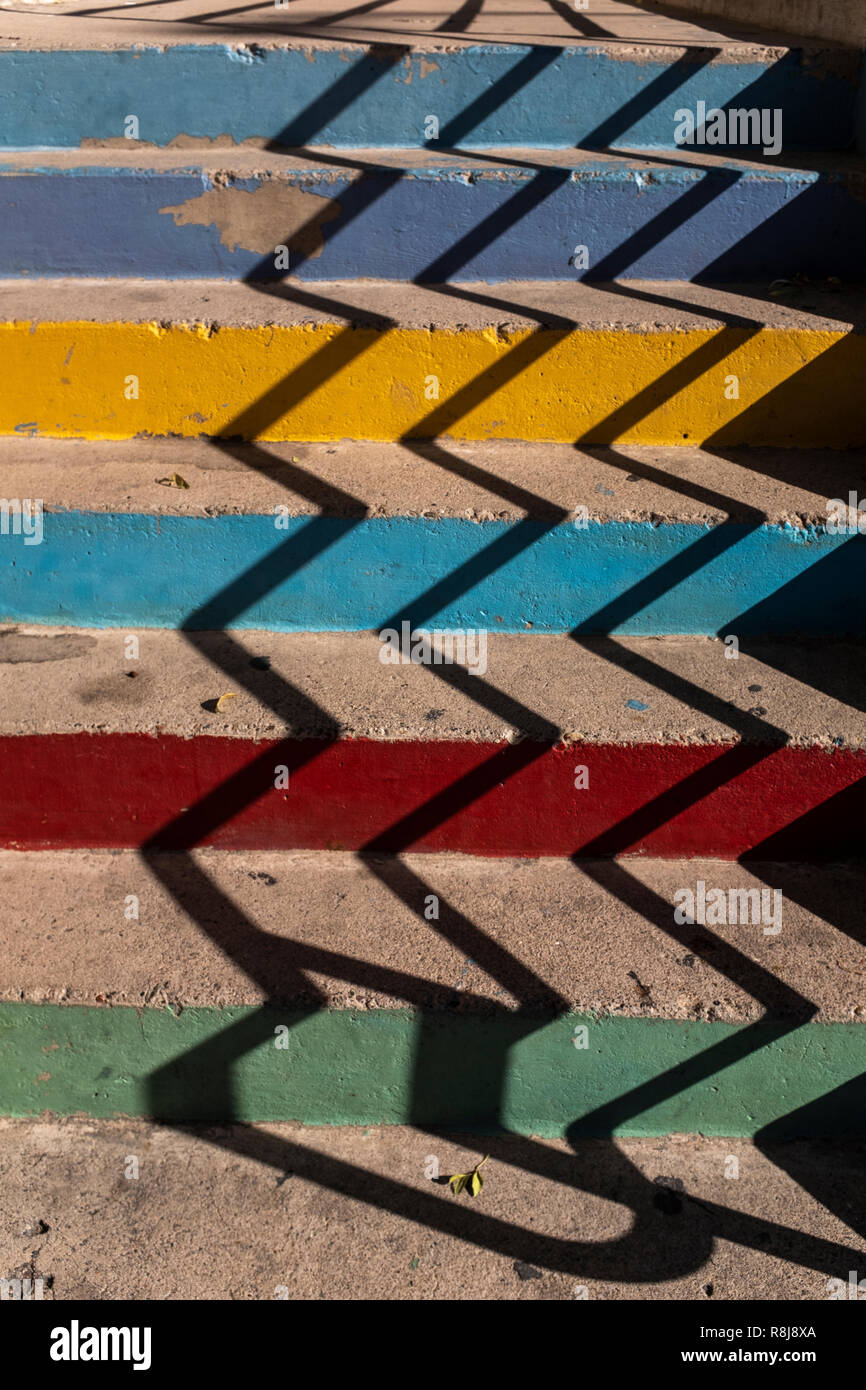Malte konkrete Schritte mit Schatten Stockfoto