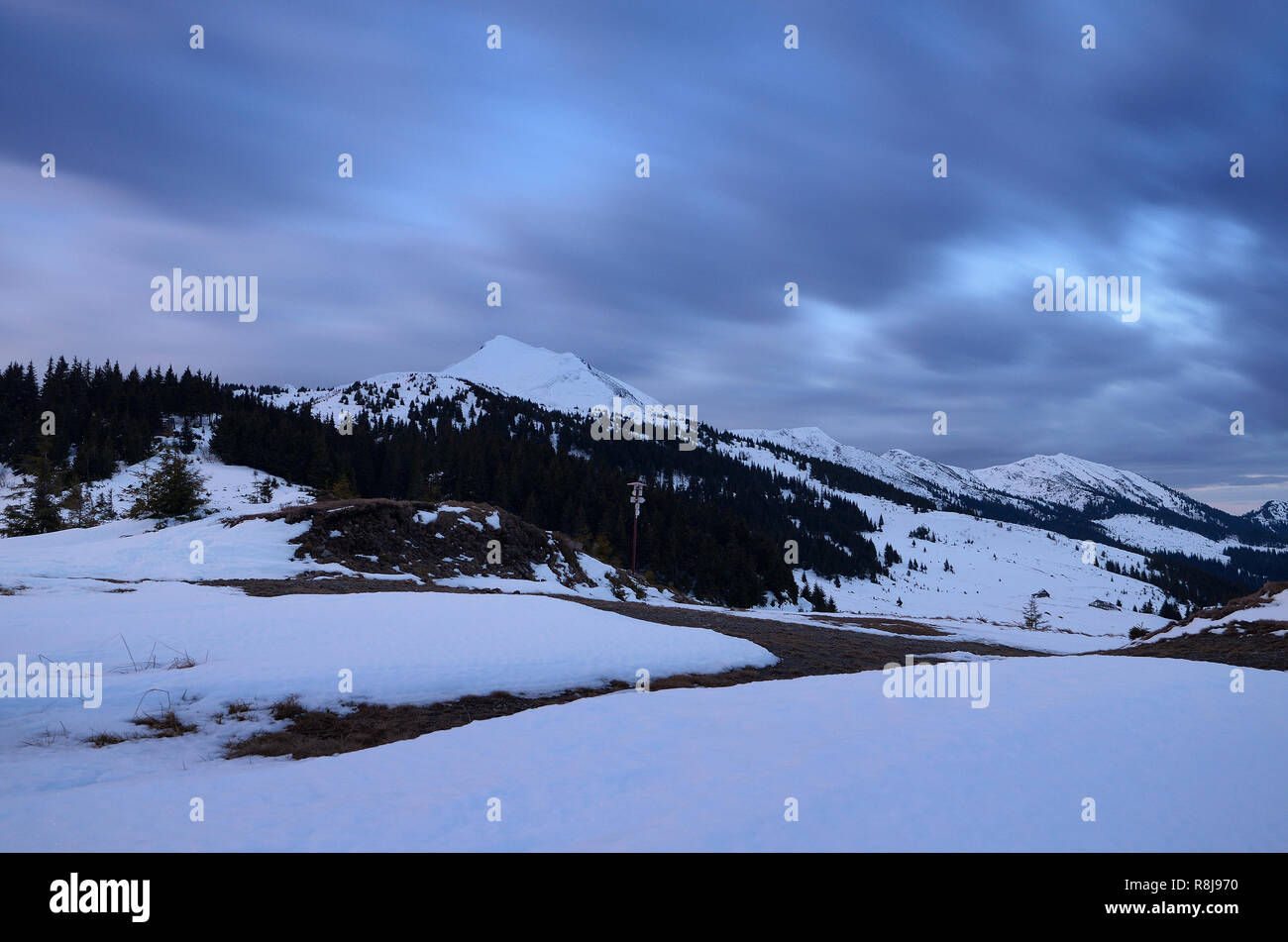 Winterlandschaft. Der abenddämmerung in die Berge. Der Himmel mit wunderschönen Wolken Stockfoto