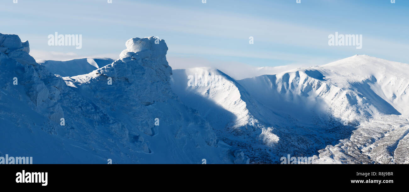 Landschaft Panorama der Berge im Winter. Frostigen Tag. Karpaten, Ukraine Stockfoto