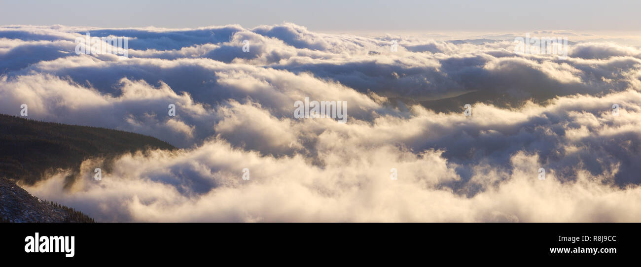 Winterlandschaft mit Wolken. Blick von der Spitze des Berges in der Morgendämmerung Stockfoto