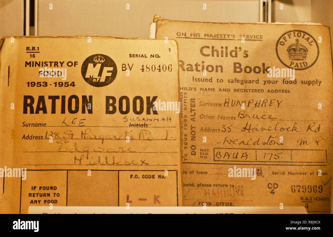 Eine erwachsene und Kind britische Lebensmittelkarten des Ministeriums für Ernährung aus den 1940er und 1950er Jahren ausgestellt Stockfoto