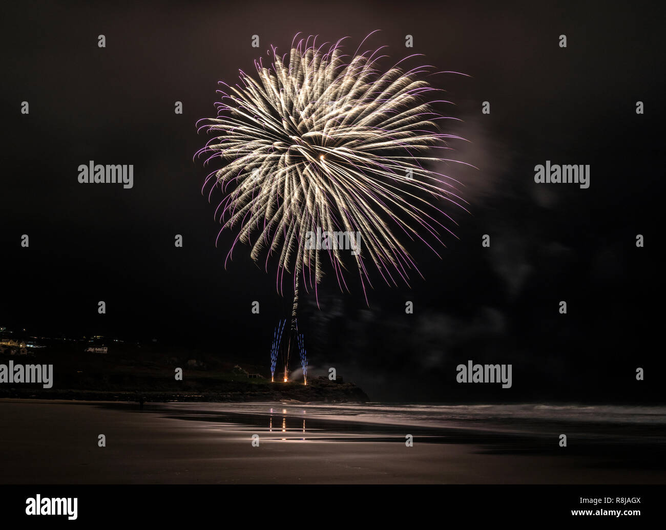 Feuerwerk auf Porthmeor Beach St. Ives, Cornwall UK Europa feiert Wiedereröffnung der Tate Gallery St. Ives. Stockfoto