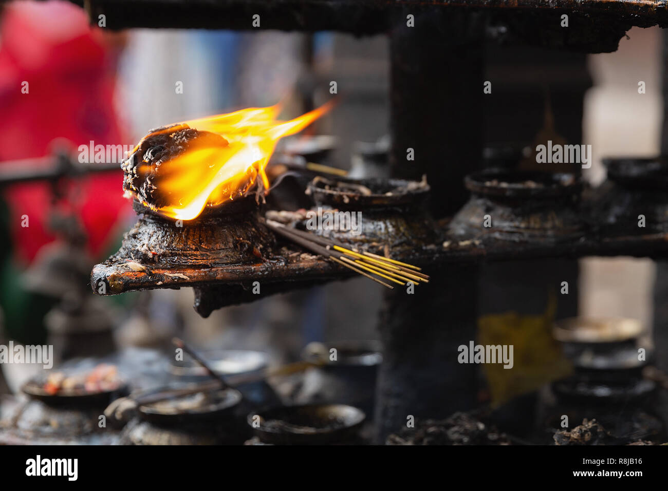 Räucherstäbchen brennen mit Tempel in Kathmandu, Nepal Stockfoto