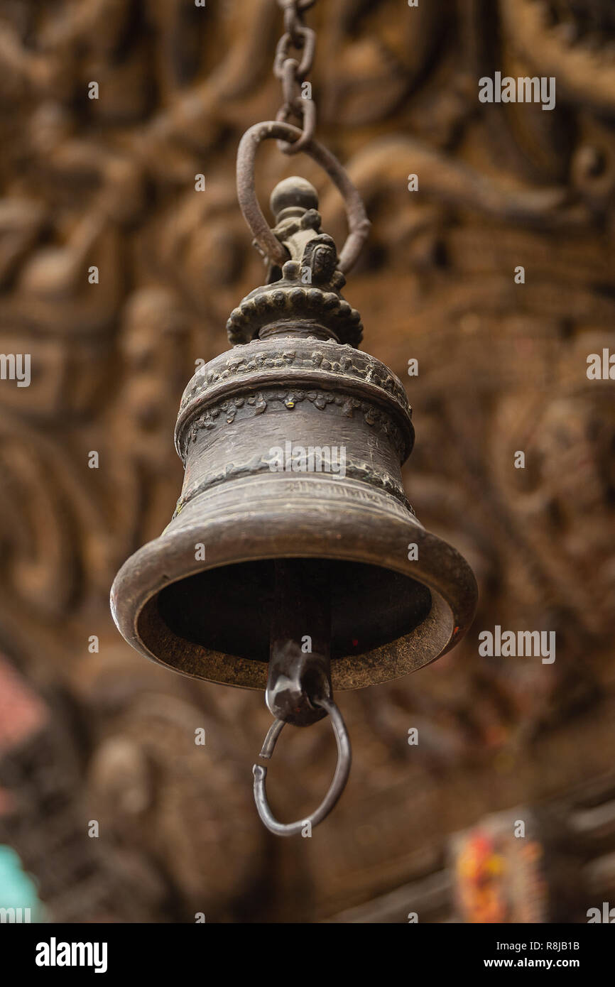 Messing Glocke an einem Tempel in Kathmandu, Nepal hängen Stockfoto