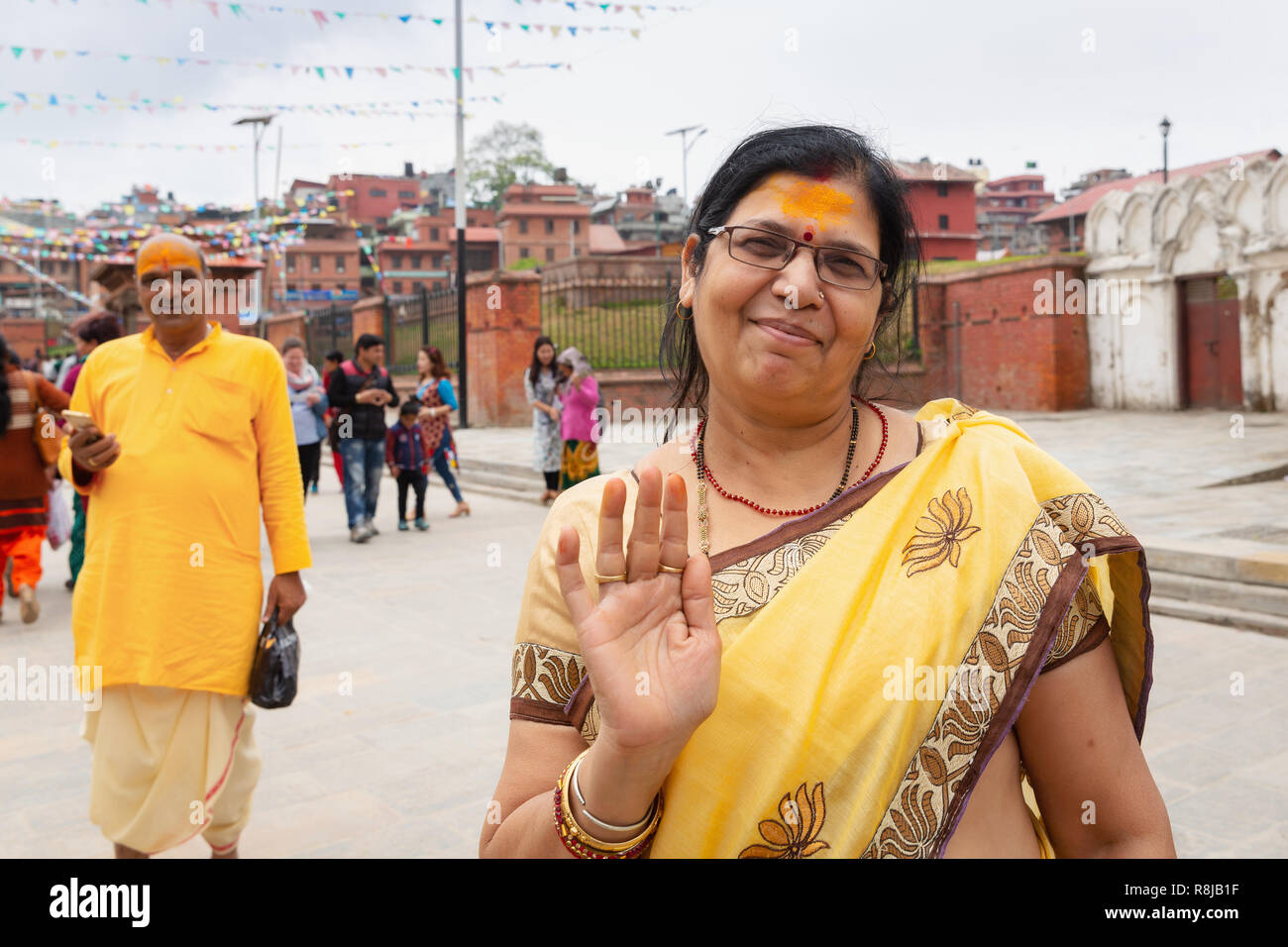 Indische Frau außerhalb der heiligsten hinduistischen Pashupatinath Tempel in Kathmandu, Nepal winken Stockfoto