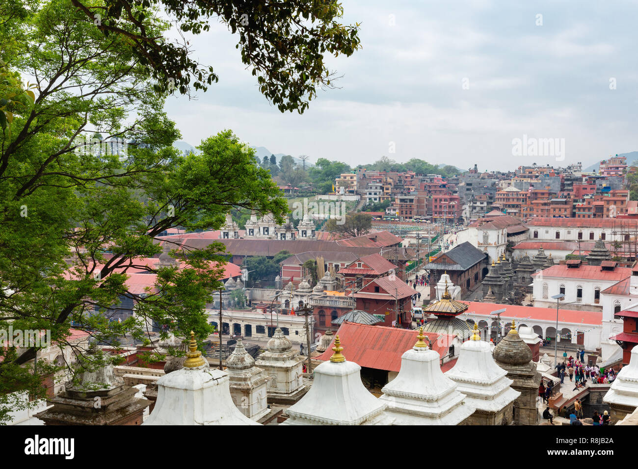 Blick auf die Stadt Kathmandu außerhalb der heiligsten hinduistischen Pashupatinath Tempel in Kathmandu, Nepal Stockfoto