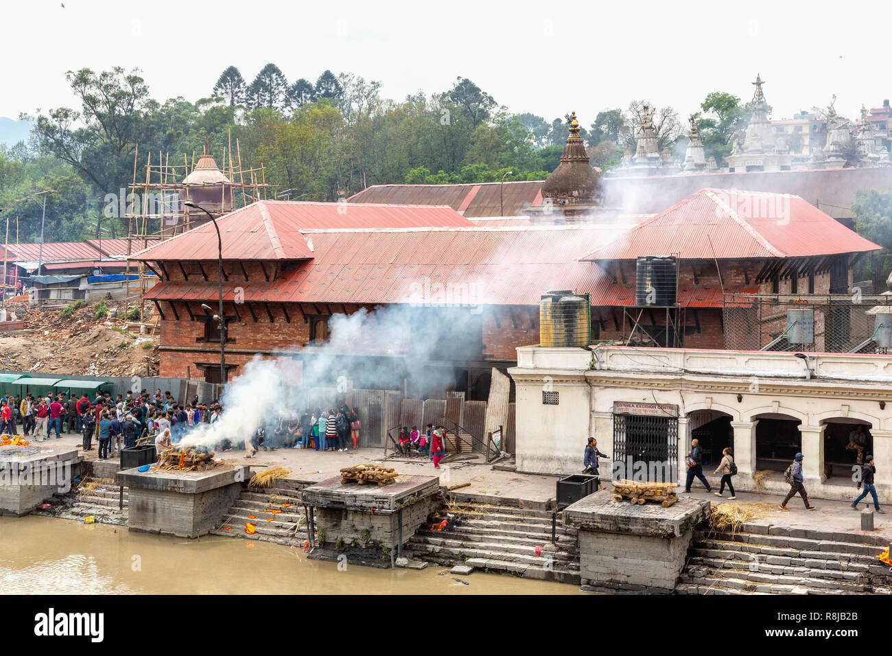 Hindu Einäscherung und Beerdigung auf der Ghat auf den Bagmati River am Heiligen hinduistischen Pashupatinath Tempel in Kathmandu, Nepal Stockfoto
