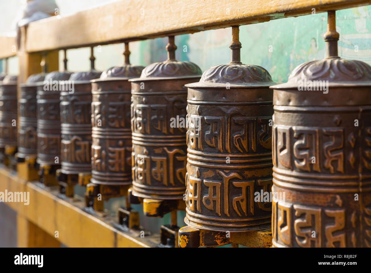 Reihe von gebetsmühlen an der Boudhanath Stupa in Kathmandu, Nepal Stockfoto