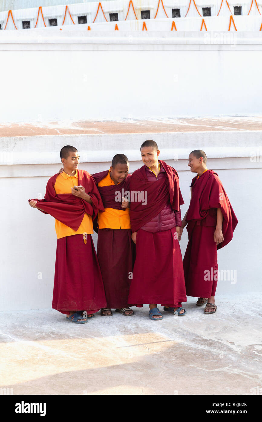 Gruppe von Jungen lachen buddhistischen Mönche an der Boudhanath Stupa in Kathmandu, Nepal Stockfoto
