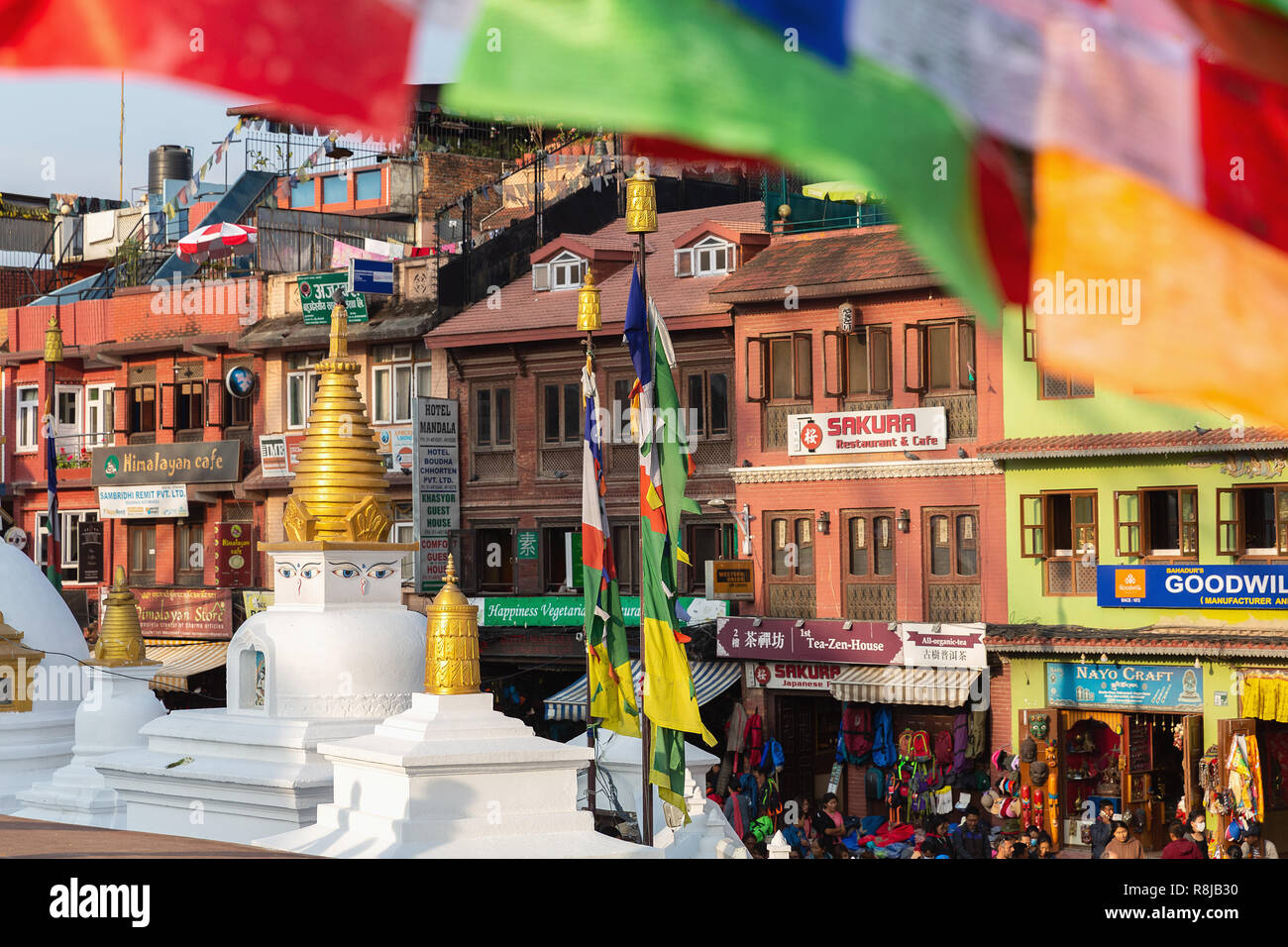 Stadt Gebäude, Stupa und gebetsfahnen an der Boudhanath Stupa in Kathmandu, Nepal Stockfoto