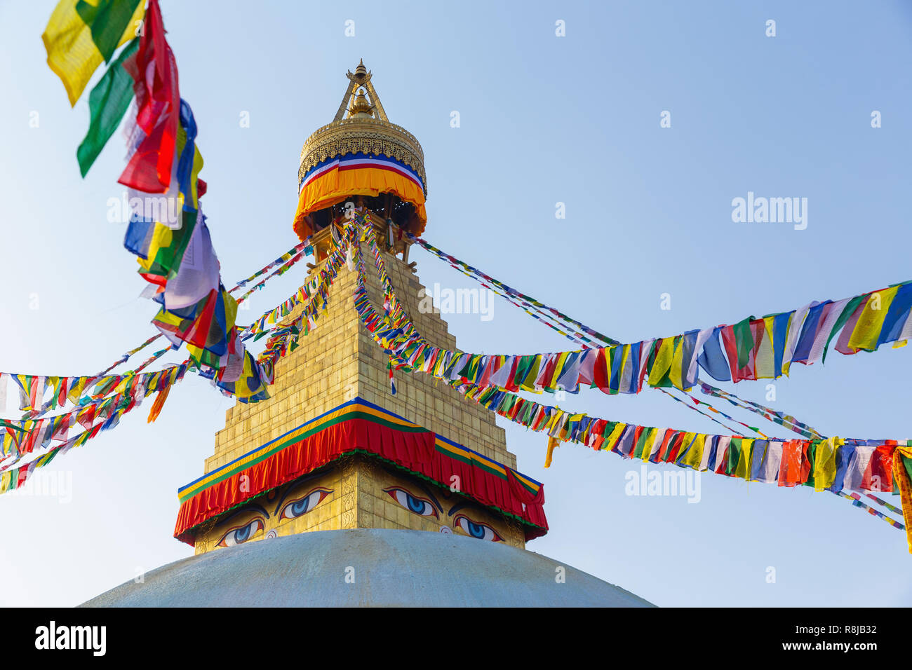 Gebetsfahnen an der Boudhanath Stupa in Kathmandu, Nepal fliegen Stockfoto
