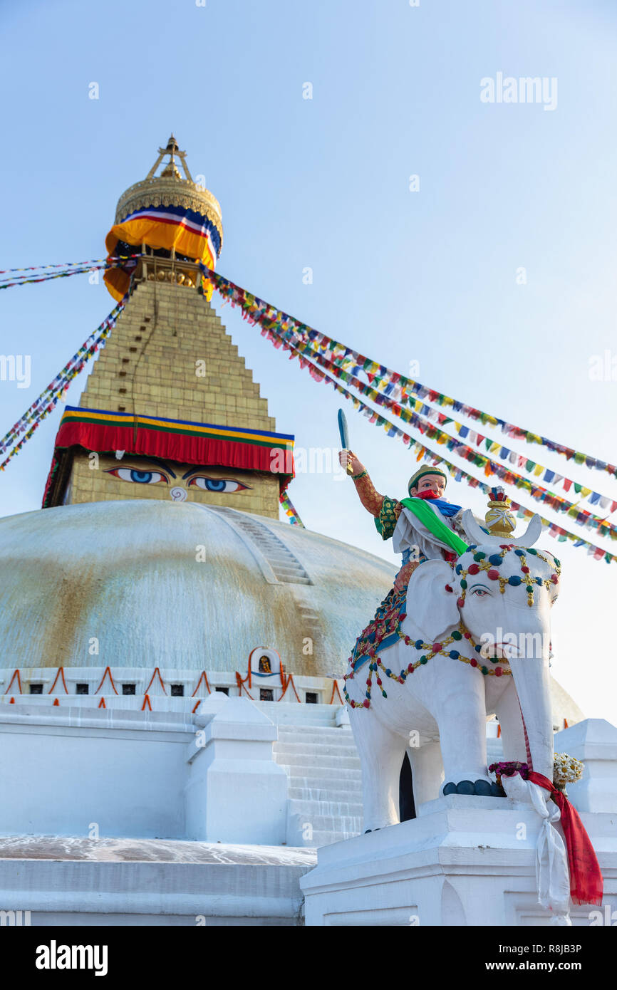 Statue und gebetsfahnen an der Boudhanath Stupa in Kathmandu, Nepal fliegen Stockfoto